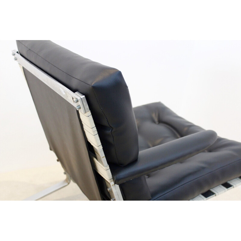 Fauteuil en simili cuir noir et acier chromé - 1970