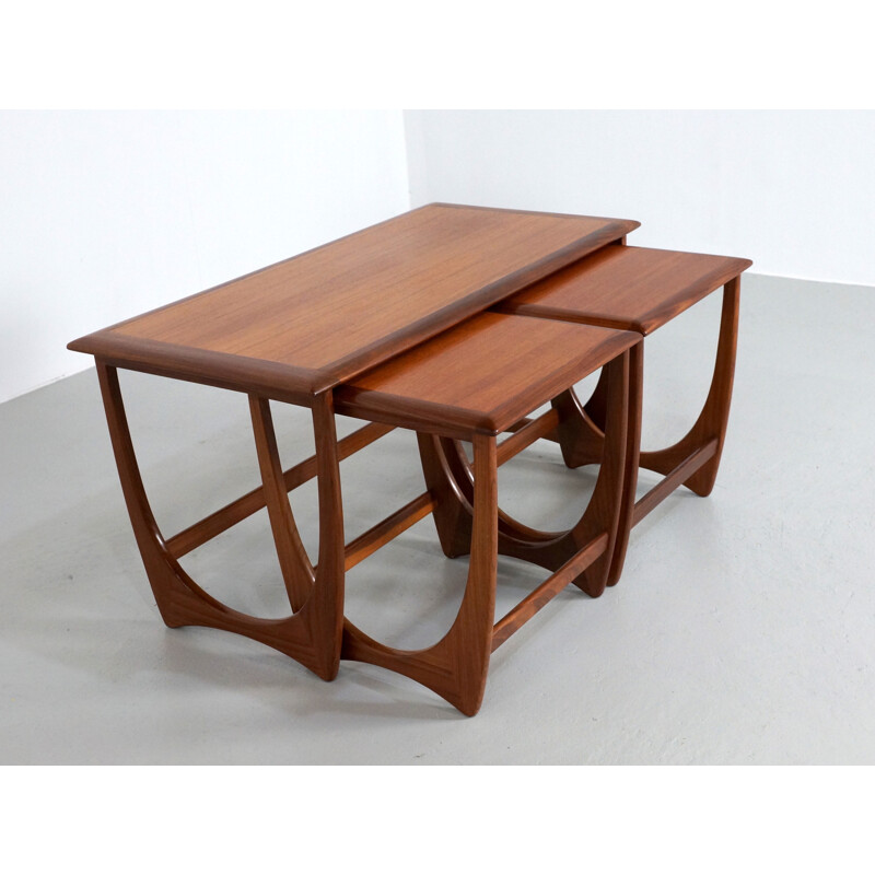 Ensemble de 3 tables gigognes "Astro" G-Plan en teck, Victor WILKINS - 1960