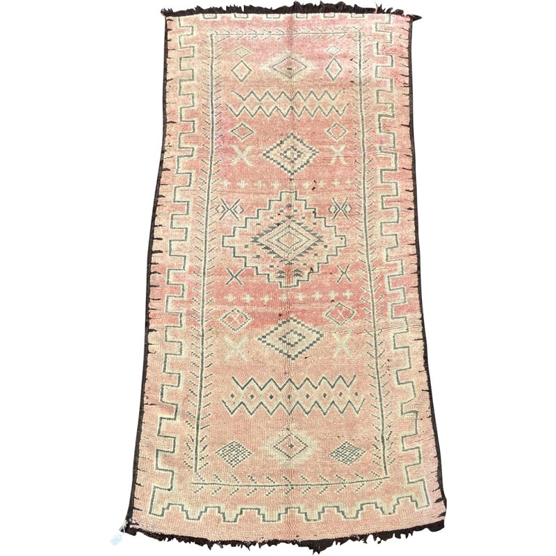 Tapis marocain vintage rose de la region de boujaad