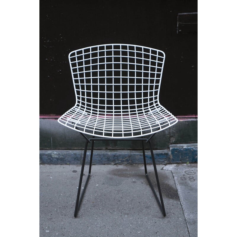 Chaise vintage Wire noire et blanche de Harry Bertoia - Knoll 1960