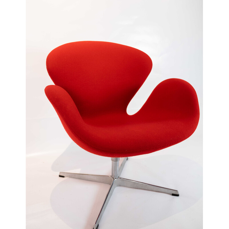 Vintage Swan chair, model 3320, designed by Arne Jacobsen and by Fritz Hansen 1958