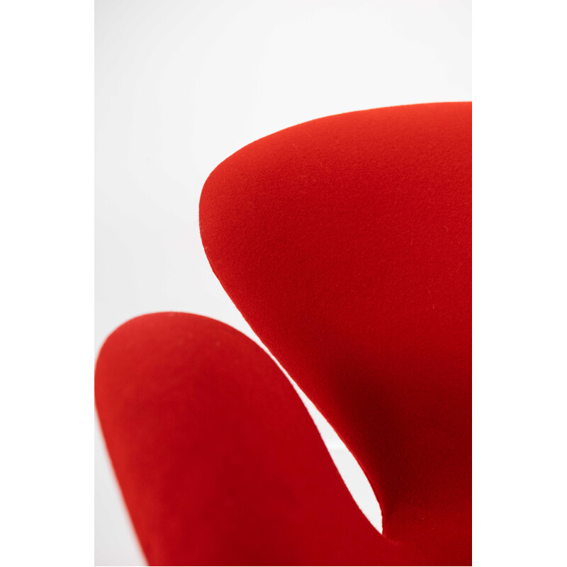Vintage Swan chair, model 3320, designed by Arne Jacobsen and by Fritz Hansen 1958