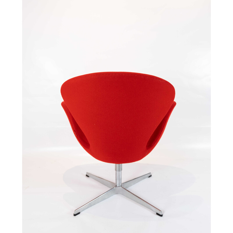 Vintage Swan chair, model 3320, designed by Arne Jacobsen and by Fritz Hansen 1958