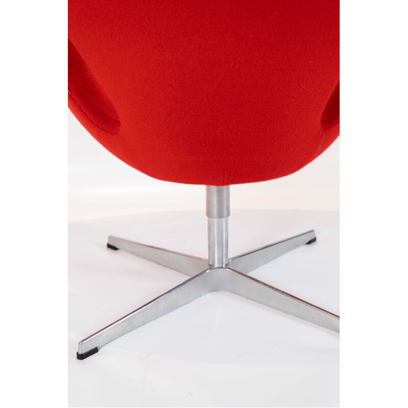 Vintage Swan chair, model 3320, designed by Arne Jacobsen and by Fritz Hansen 1958