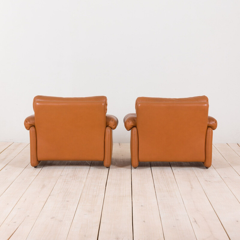 Pair of vintage B&B Italia Tobia Scarpa Coronado lounge chairs in light brown leather, 1970s 