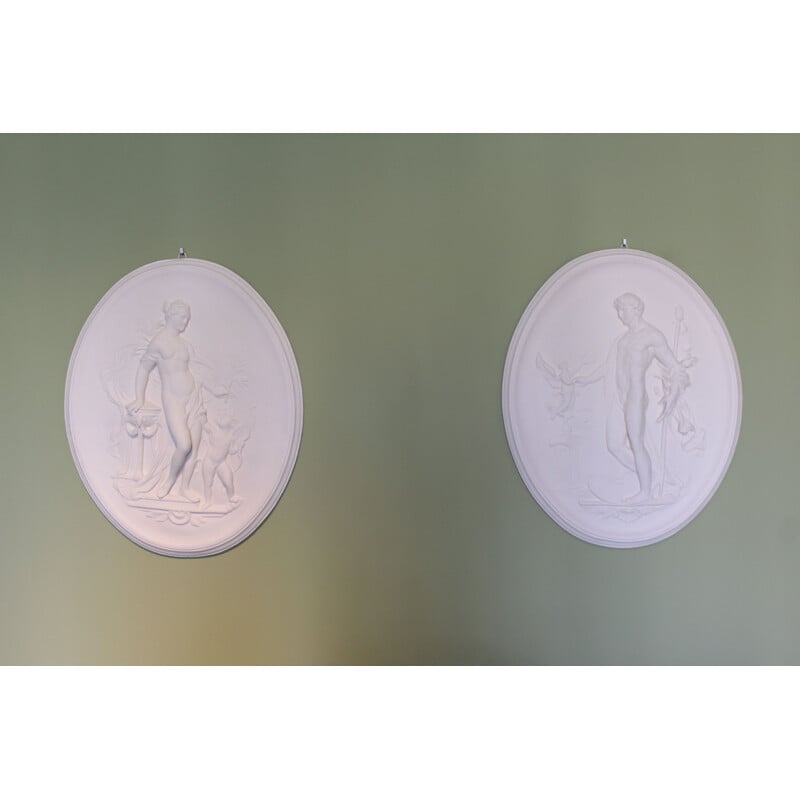 Paire de bas-reliefs vintage avec des sujets mythologiques Aphrodite et Adonis 1970