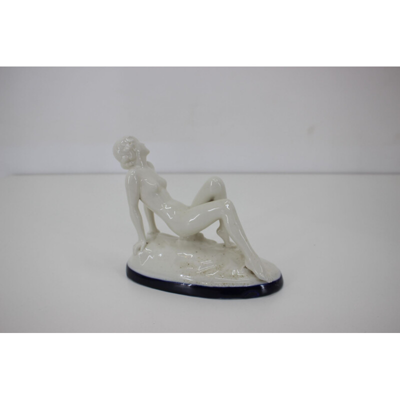 Escultura de cerámica art decó vintage de una mujer desnuda sentada, Checoslovaquia 1930