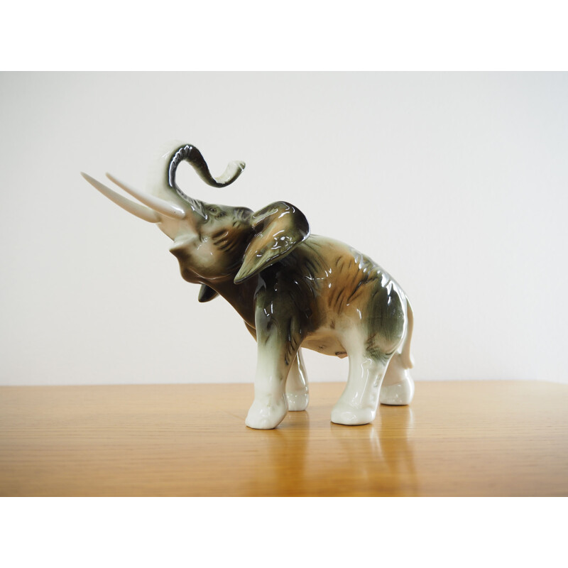 Escultura de elefante porcelânico Vintage de Royal Dux, Checoslováquia 1960