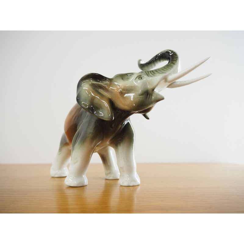 Escultura de elefante porcelânico Vintage de Royal Dux, Checoslováquia 1960