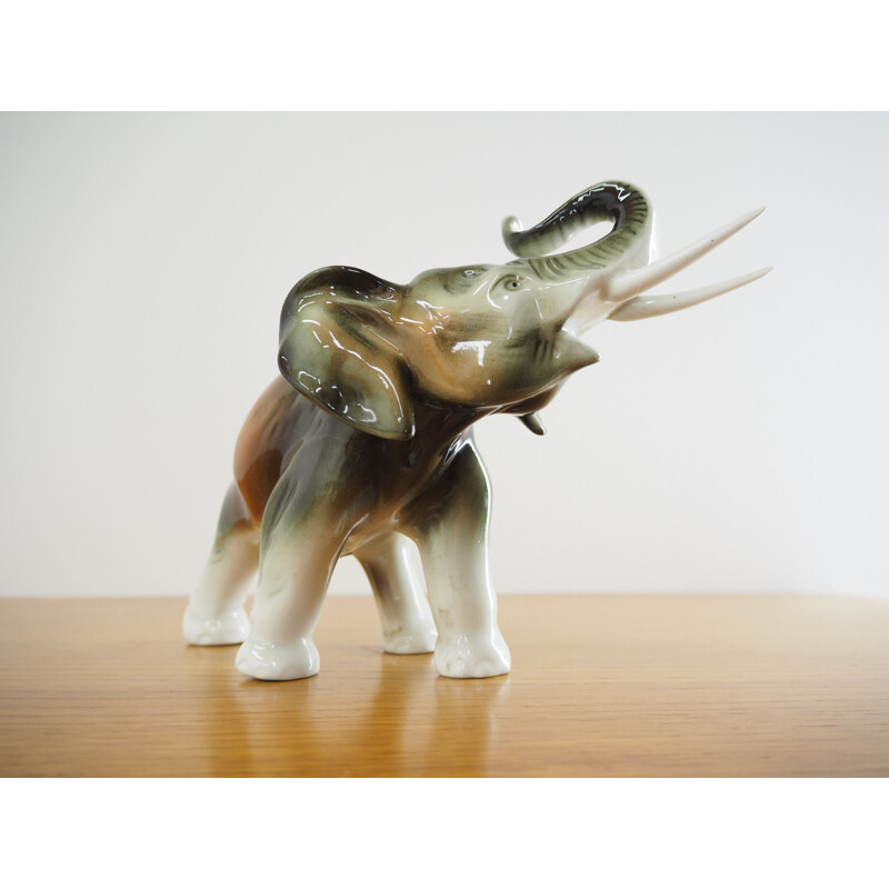 Escultura elefante de porcelana vintage de Royal Dux, Checoslovaquia 1960