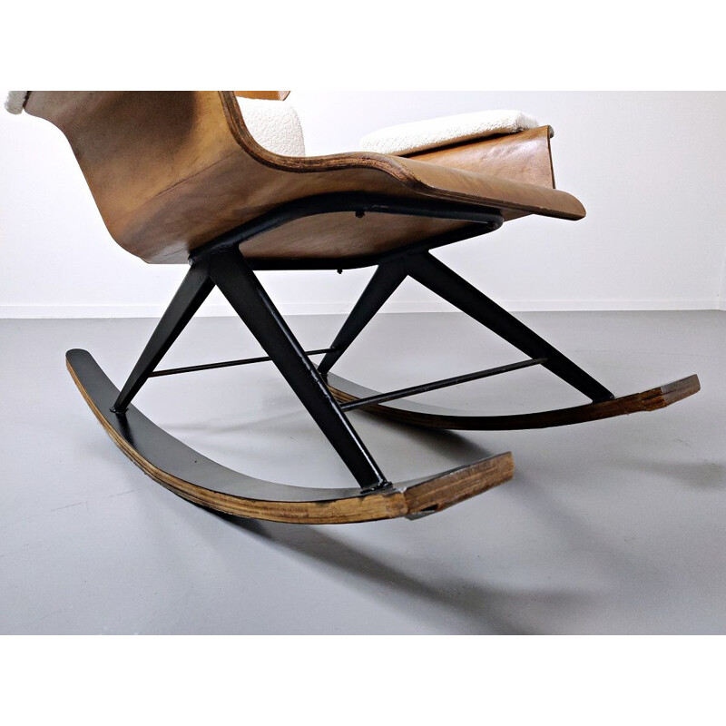 Rocking chair vintage en bois de Carlo Ratti Italie 1960