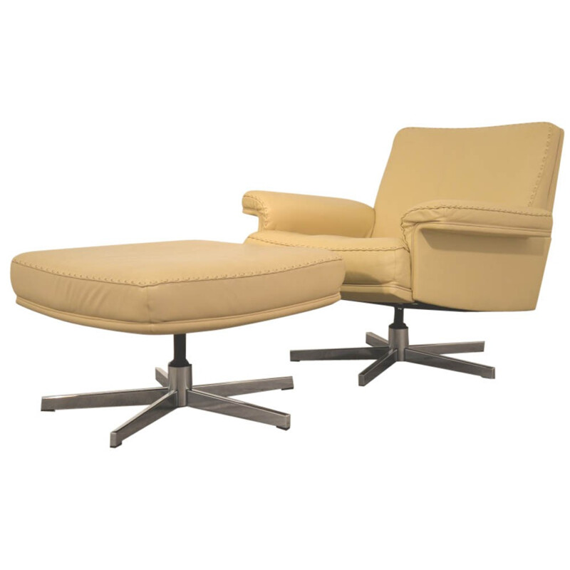 Fauteuil "DS 35" De Sede et son ottoman en cuir crème  - 1970