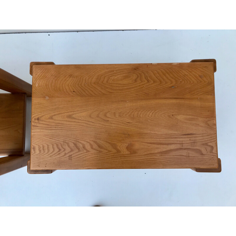 Par de mesas de cabeceira ou mesas laterais de olmo maciço vintage, Maison Regain, 1970