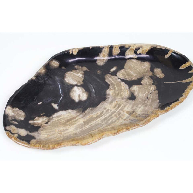 Plateau ou assiette vintage en bois pétrifié de forme ovale noir et beige d'origine biologique