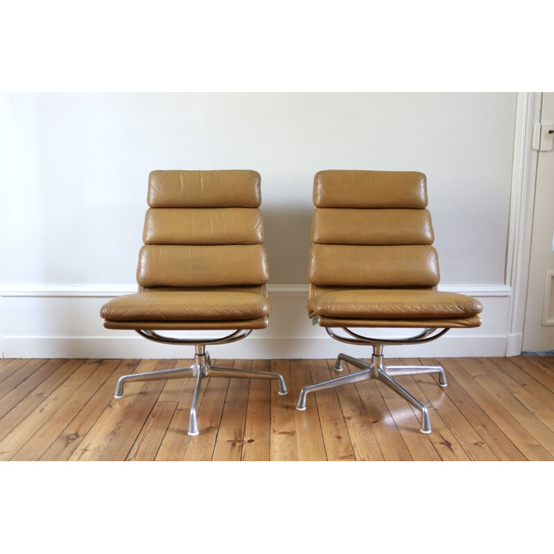 Pair of Sofpad EA216 vintage lounge armchairs by Charles & Ray Eames for Herman Miller Mobilier International