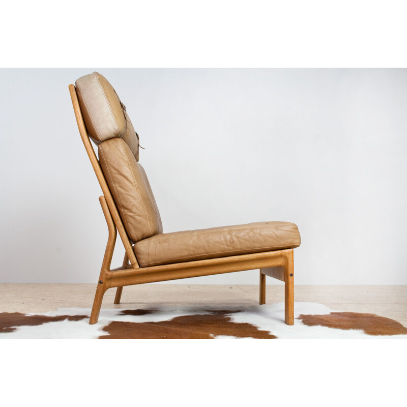 Fauteuil lounge vintage danois en cuir et chêne par Komfort 1960