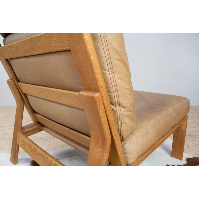 Fauteuil lounge vintage danois en cuir et chêne par Komfort 1960