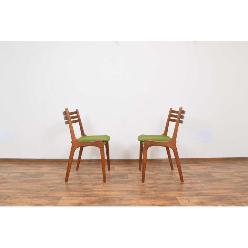 Paire de chaises vintage danoises en teck de Henning Kjærnulf pour Korup Stolefabrik 1960