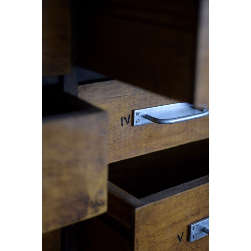 Cabinet vintage d'architecte ou d'apothicaire en chêne industriel à tiroirs multiples, 1930