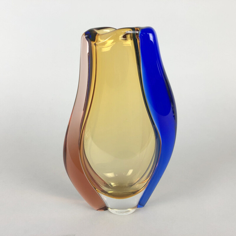 Vintage art glass vase by Hana Machovska for Mstisov glassworks, República Checa 1960