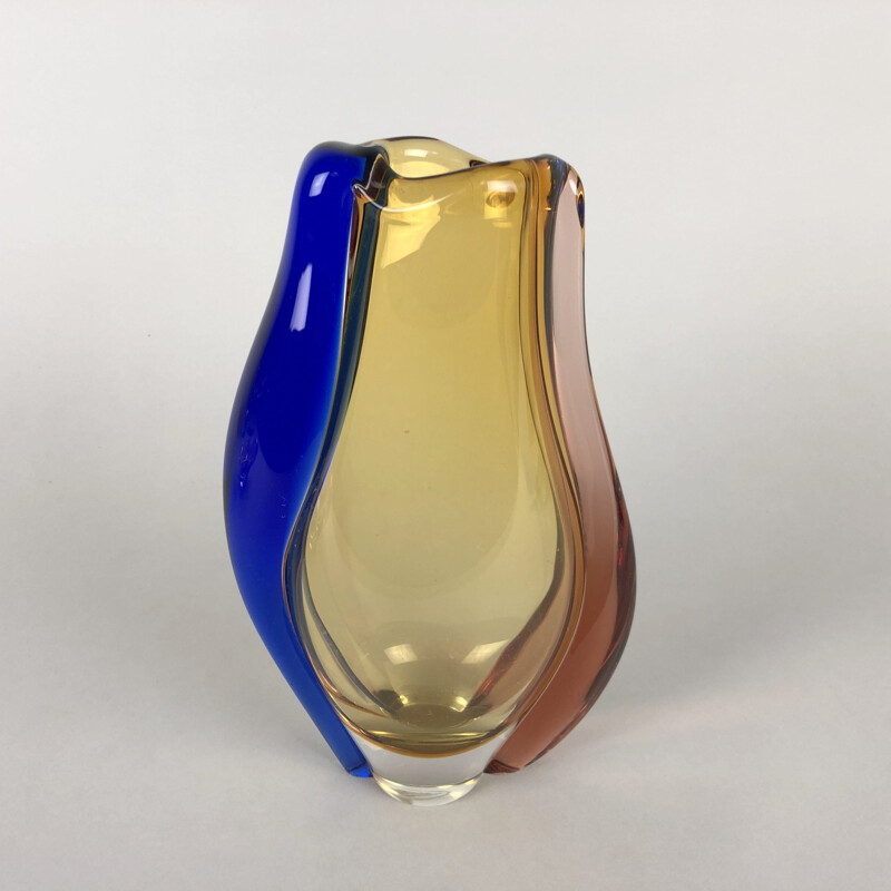 Vintage art glass vase by Hana Machovska for Mstisov glassworks, República Checa 1960