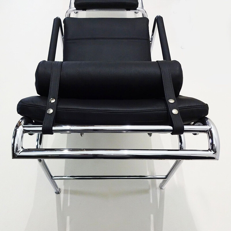 Pair of vintage black leather Genni reclining lounge chairs and ottomans by Gabriele Mucchi