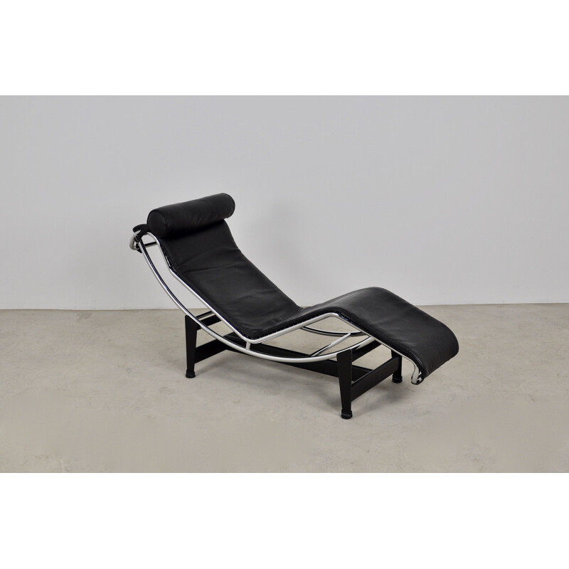 Fauteuil longue vintage en cuir noir par Le Corbusier pour Cassina 1980