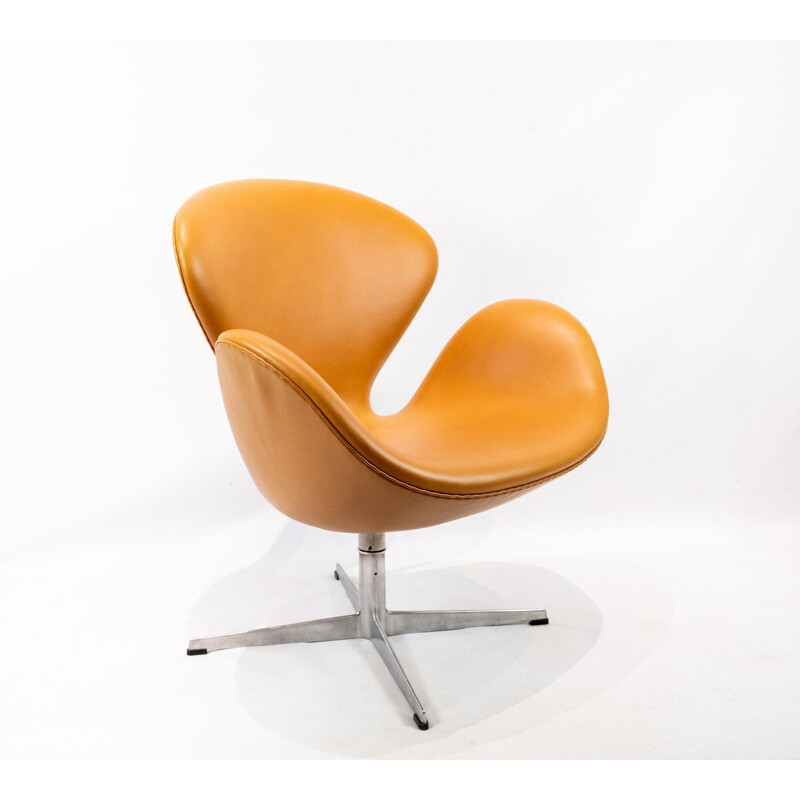 Leather Swan chair, model 3320, Arne Jacobsen for Fritz Hansen