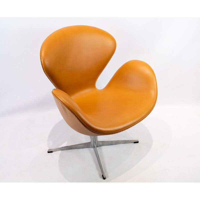 Leather Swan chair, model 3320, Arne Jacobsen for Fritz Hansen