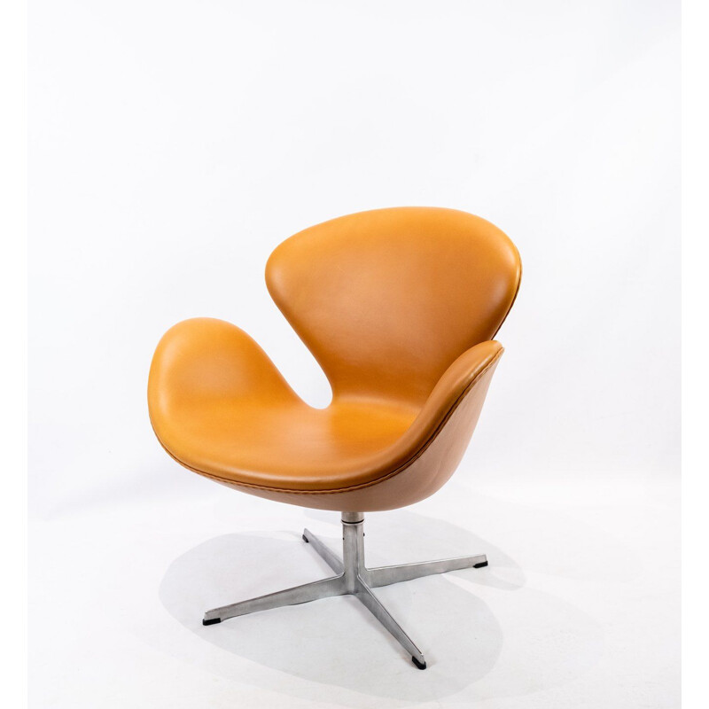 Leather Swan chair, model 3320, Arne Jacobsen for Fritz Hansen