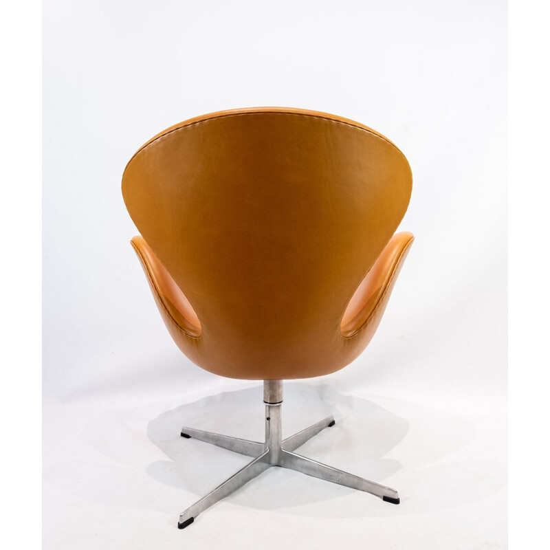 Leather Swan chair, model 3320, Arne Jacobsen for Fritz Hansen