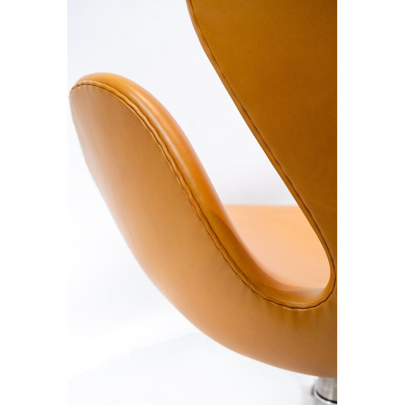 Leather Swan chair, model 3320, Arne Jacobsen for Fritz Hansen