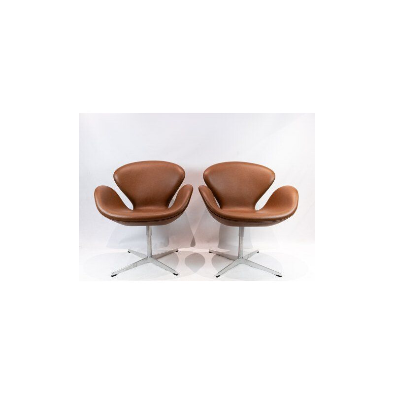 A pair of leather swan chairs, model 3320, Arne Jacobsen for Fritz Hansen. 