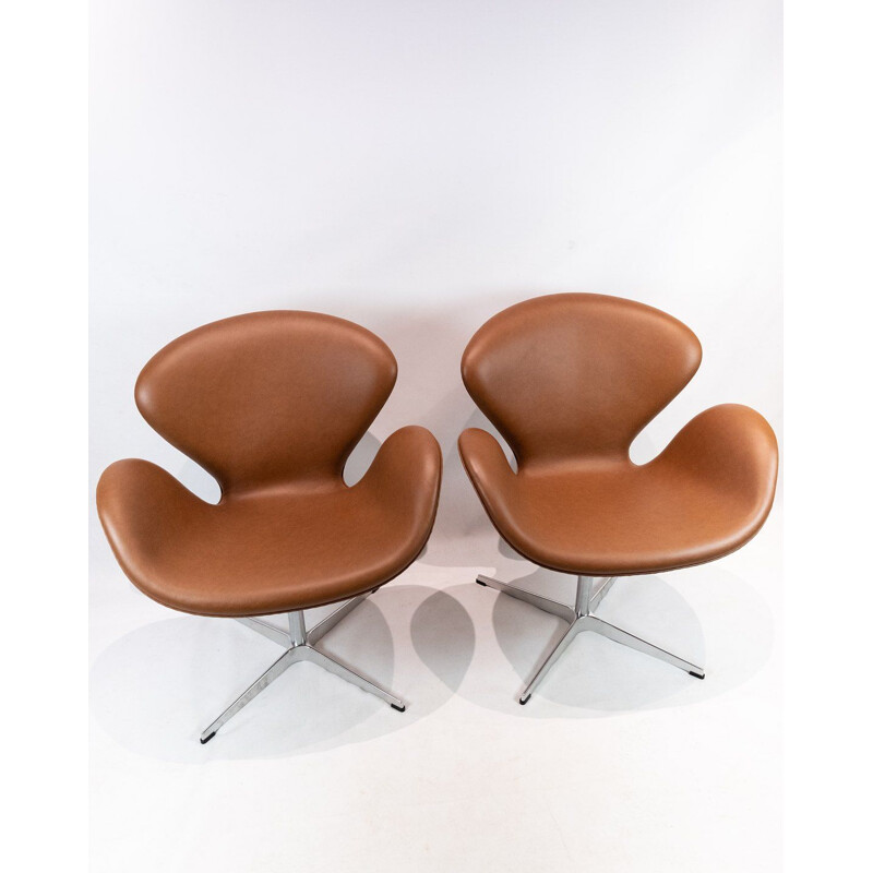 A pair of leather swan chairs, model 3320, Arne Jacobsen for Fritz Hansen. 