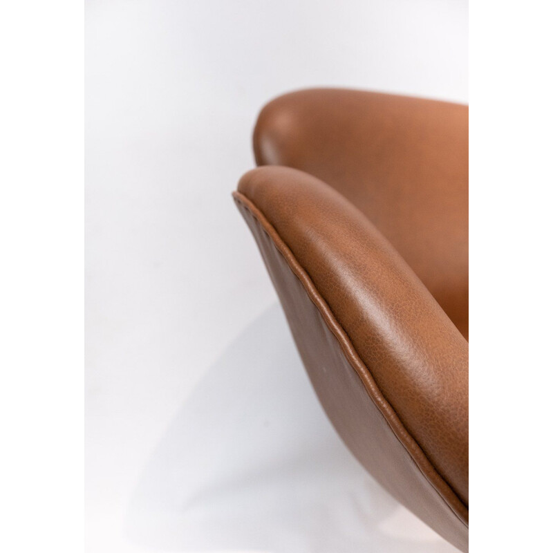 paire de fauteuils en cuir Swan modèle 3320, Arne Jacobsen pour Fritz Hansen. 
