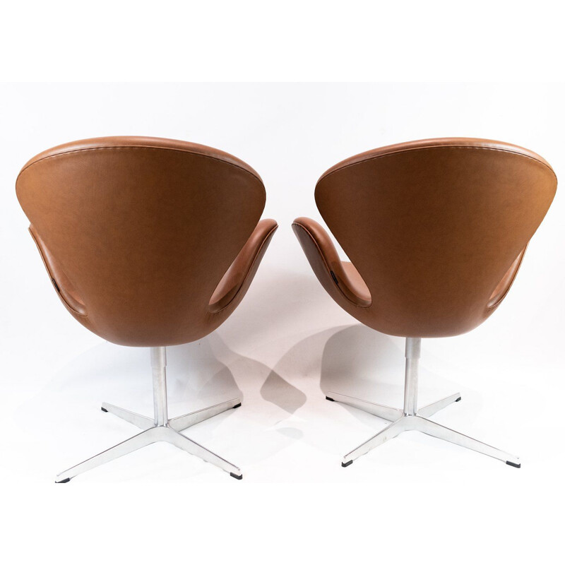 A pair of leather swan chairs, model 3320, Arne Jacobsen for Fritz Hansen. 