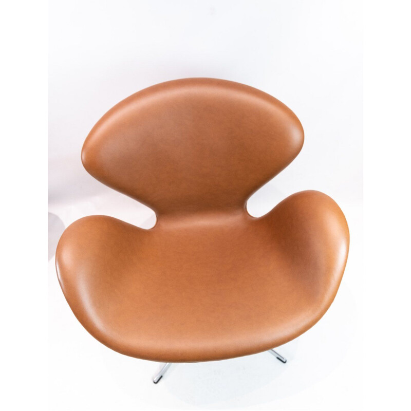 A pair of leather swan chairs, model 3320, Arne Jacobsen for Fritz Hansen. 