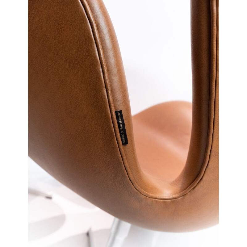 A pair of leather swan chairs, model 3320, Arne Jacobsen for Fritz Hansen. 