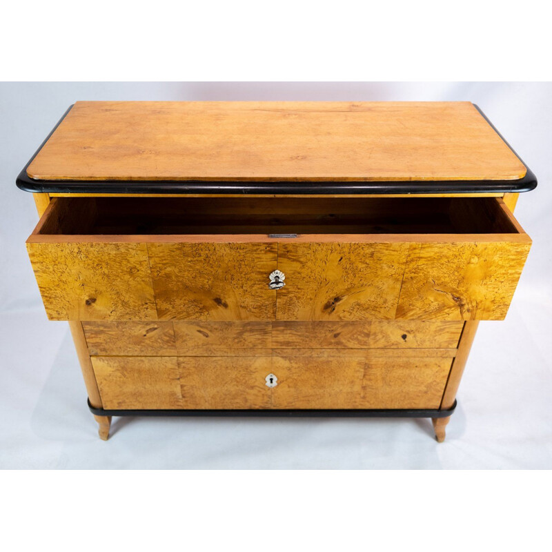 Commode vintage à 3 tiroirs en bois de bouleau poli et décorée de nacre 1840 
