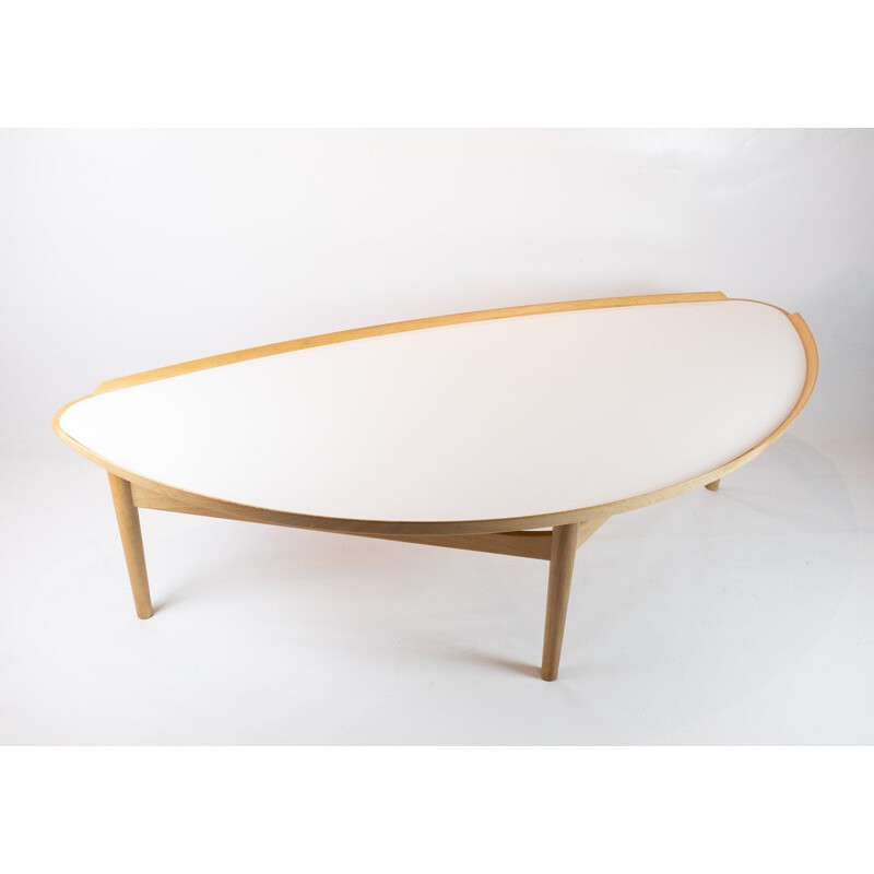 Table basse vintage en chêne et stratifié blanc par Finn Juhl 1951