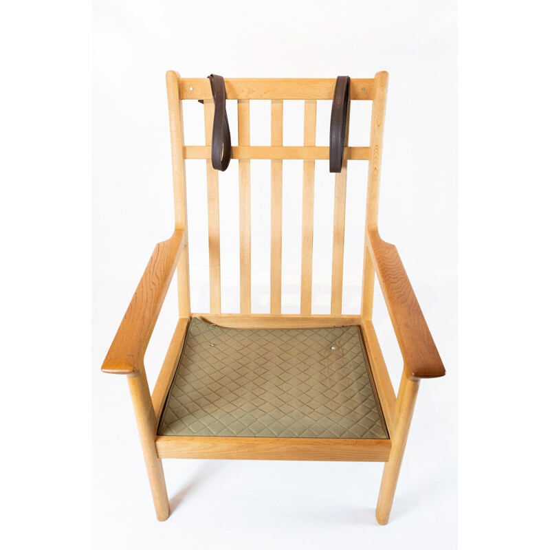 Gran sillón vintage de roble y tela de lana roja de Hans J. Wegner y Getama 1960