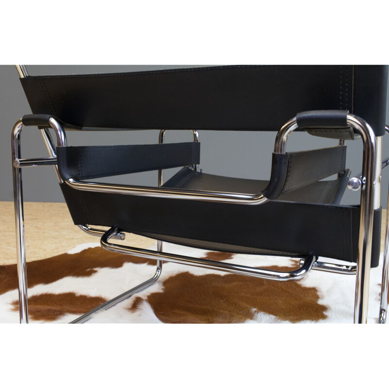 Vintage armchair Wassily B3 in black leather and chrome Marcel Breuer 1970