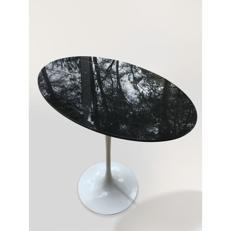 Table basse Tulipe en marbre noir Marquina, de Eero Saarinen pour Knoll International