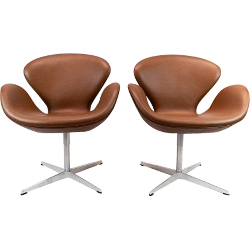 A pair of leather swan chairs, model 3320, Arne Jacobsen for Fritz Hansen. 