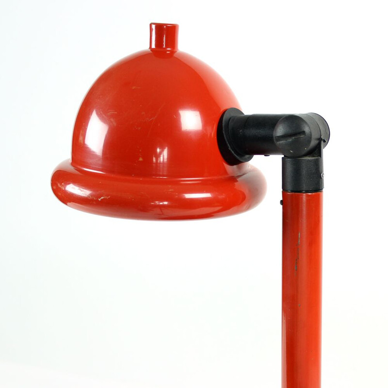 Lámpara de mesa vintage de metal rojo, Checoslovaquia 1960