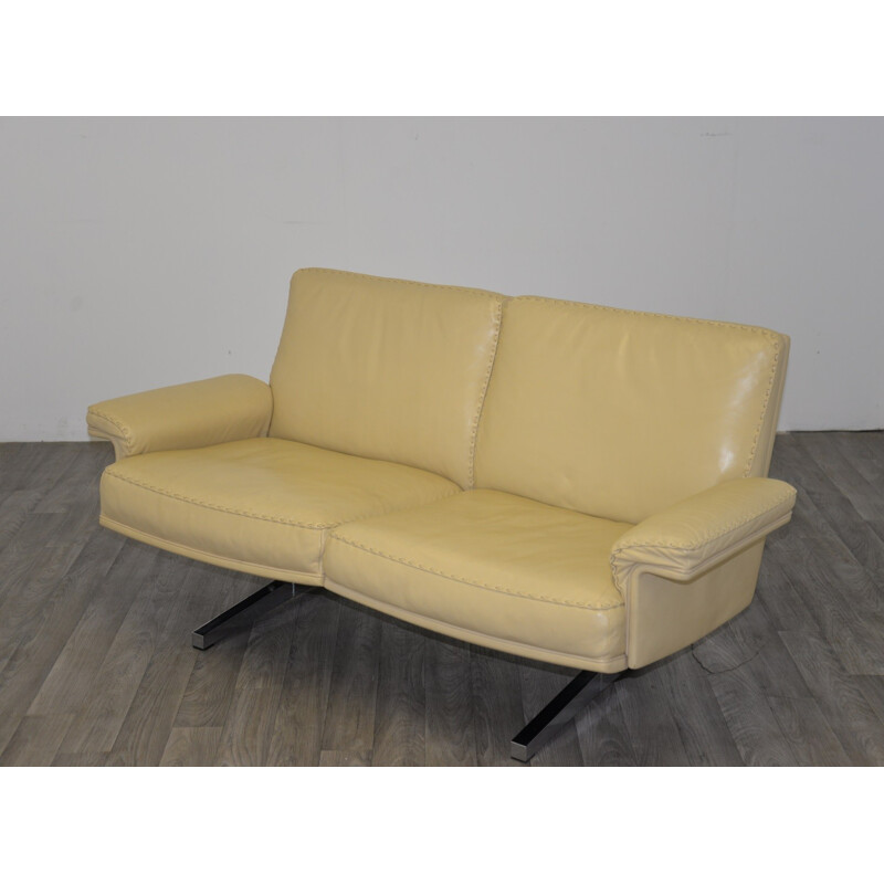 De Sede mid-century two seater beige sofa in leather and chromium - 1970s