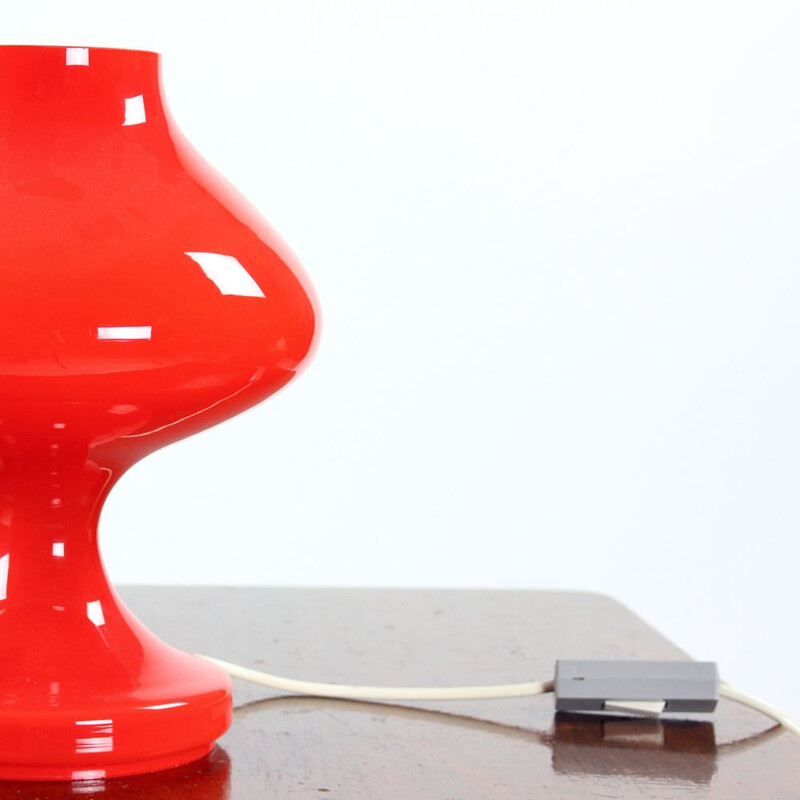 Lampe de table vintage en verre opalin rouge par Stefan Tabery pour Opp Jihlava 1960