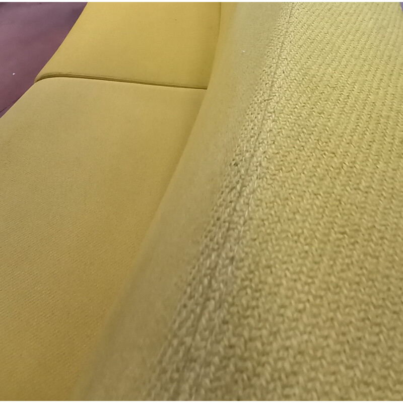Sofá curvo de 3 lugares com estrutura metálica e tecido amarelo dos anos 80