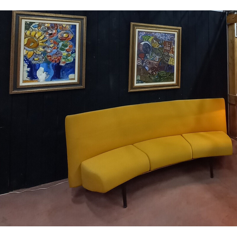 Sofá curvo de 3 lugares com estrutura metálica e tecido amarelo dos anos 80