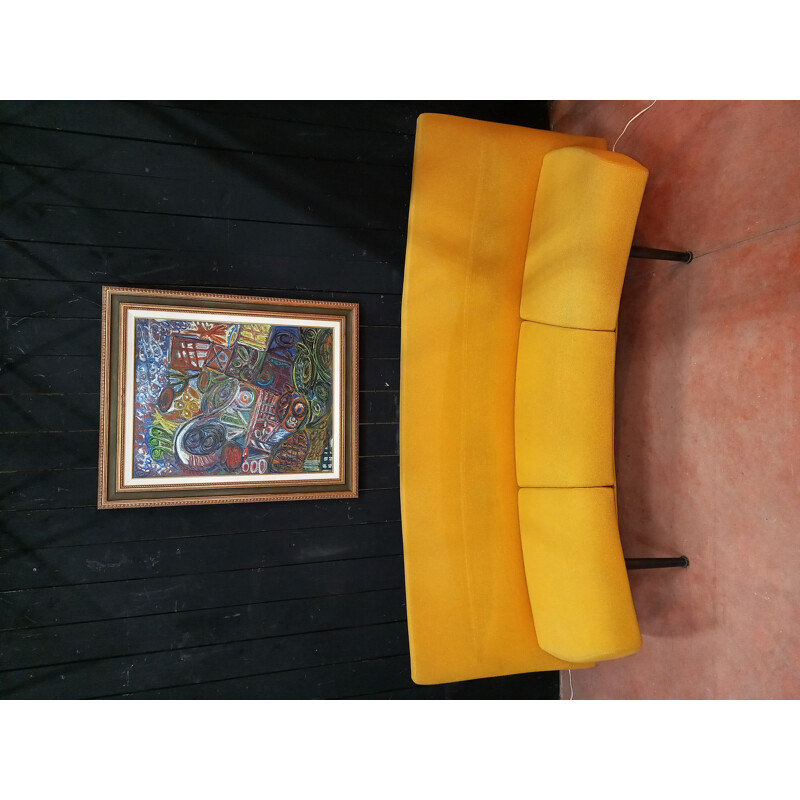 Canapé vintage cintré 3 places tissu jaune structure en métal 1980s